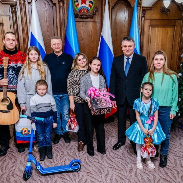 Леонид Пасечник: «В преддверии Нового года вручил подарки четырем юным жителям республики»