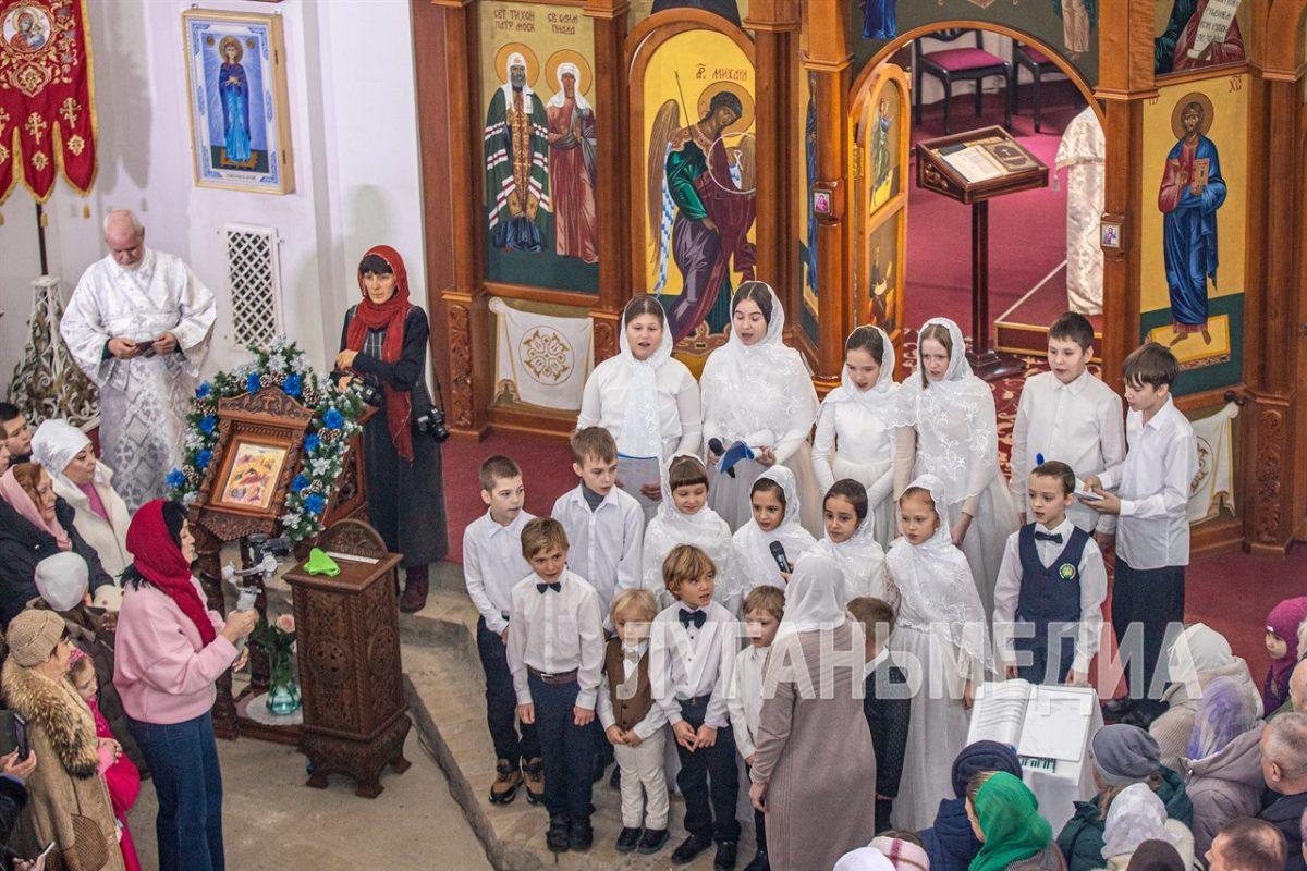 В луганском храме «Умиление» дети поздравили прихожан с Рождеством Христовым