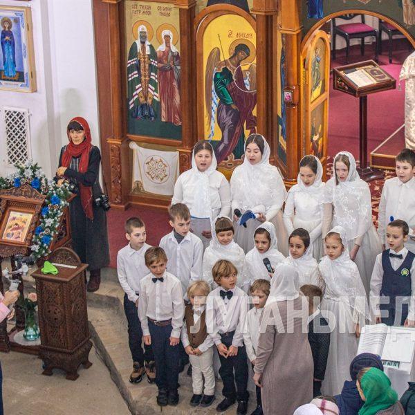 В луганском храме «Умиление» дети поздравили прихожан с Рождеством Христовым