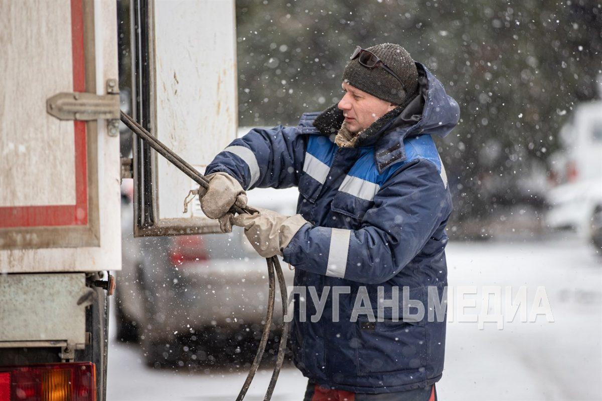 Специалисты-водники продолжают устранение аварий на водоводах Луганска