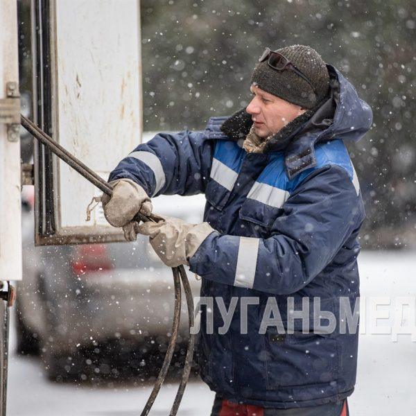 Специалисты-водники продолжают устранение аварий на водоводах Луганска