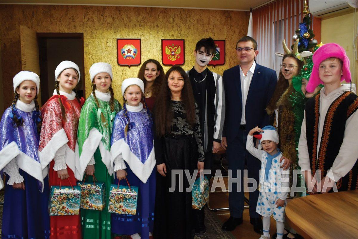 Детская школа искусств № 2 поздравила Администрацию Брянки со Старым Новым годом