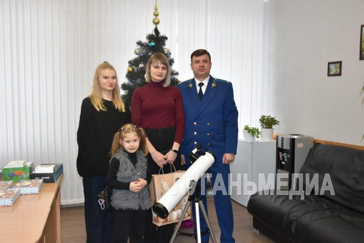 В Лутугино продолжается реализация акции «Елка желаний»