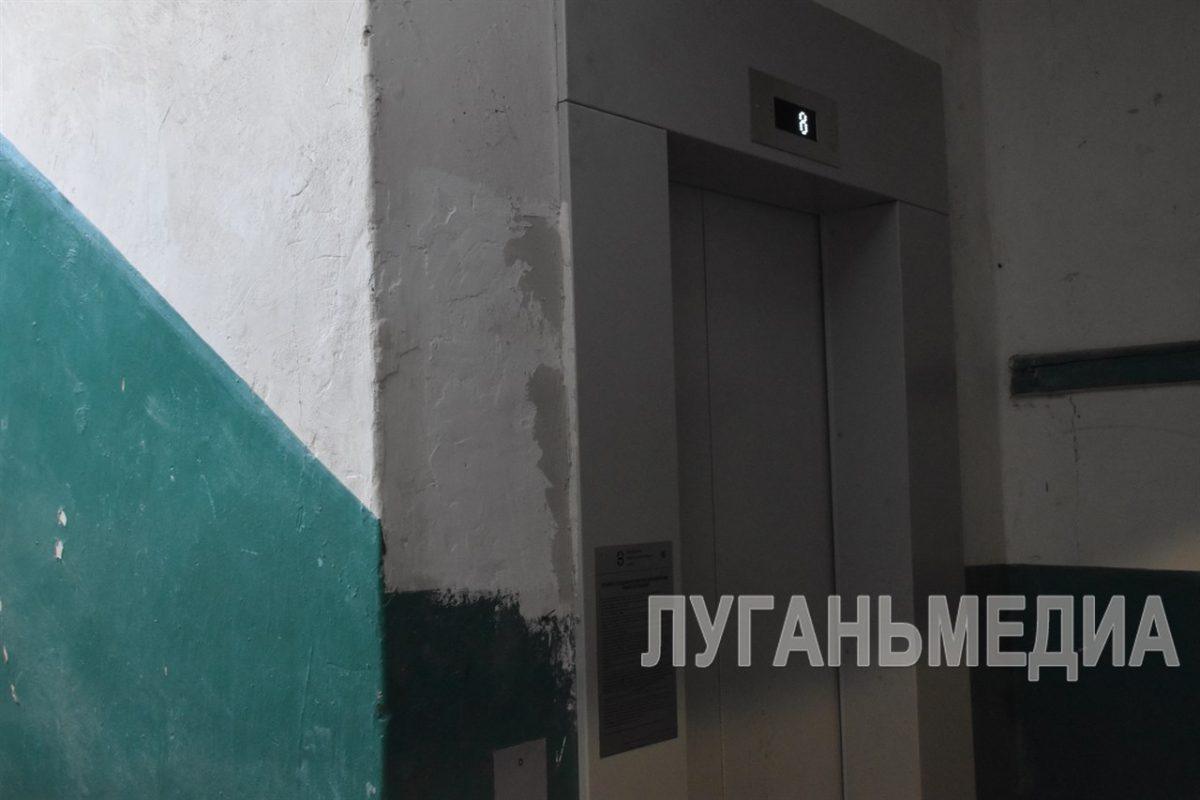 В Алчевске продолжается масштабное обновление лифтов в многоквартирных домах