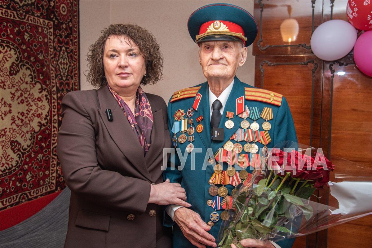 Министр труда и социальной политики ЛНР поздравила ветерана со столетием