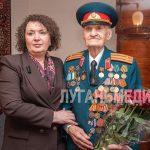 Министр труда и социальной политики ЛНР поздравила ветерана со столетием