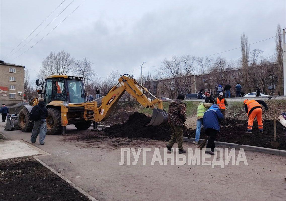 Жители Стаханова провели субботник