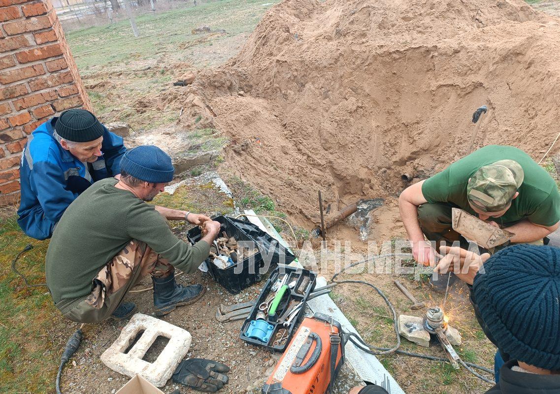 В Станице Луганской меняют старые трубы на новые