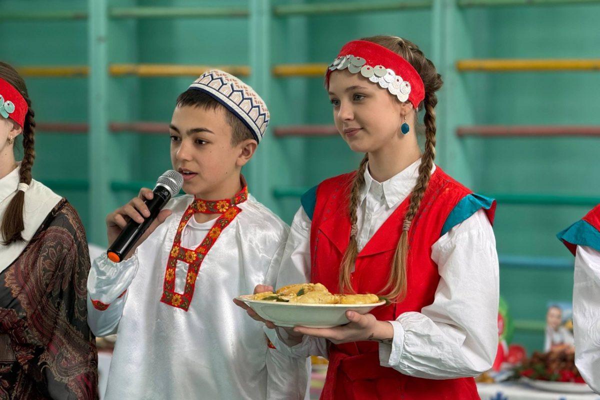 В стахановской школе провели фестиваль народов России