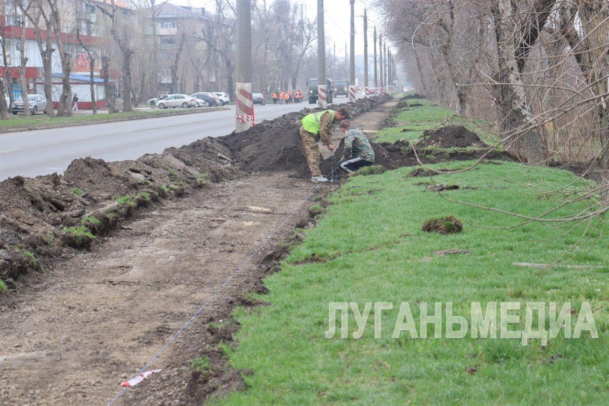В Свердловске благоустраивают общественную территорию в рамках проекта «Формирование комфортной городской среды»