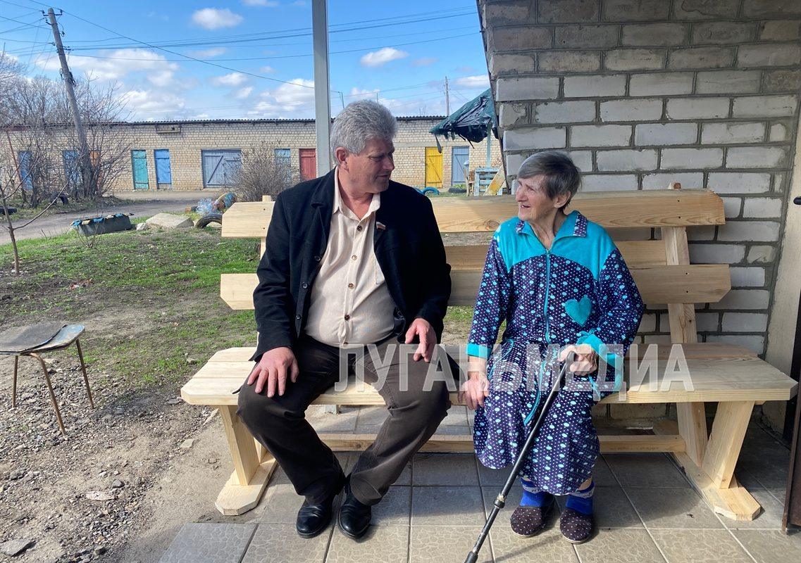 В Меловом установили уличные лавки для отдыха пожилых людей