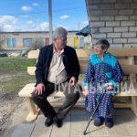 В Меловом установили уличные лавки для отдыха пожилых людей