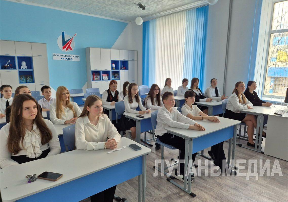 Обучающиеся Ровеньковской гимназии приняли участие в телемосте с ведущим инженером ракетно-космической корпорации «Энергия»