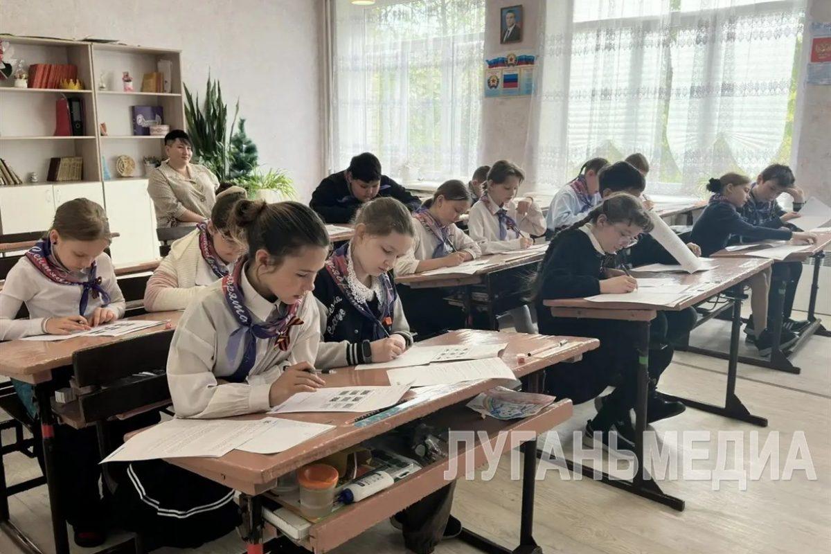 Краснолучские школьники написали первые ВПР