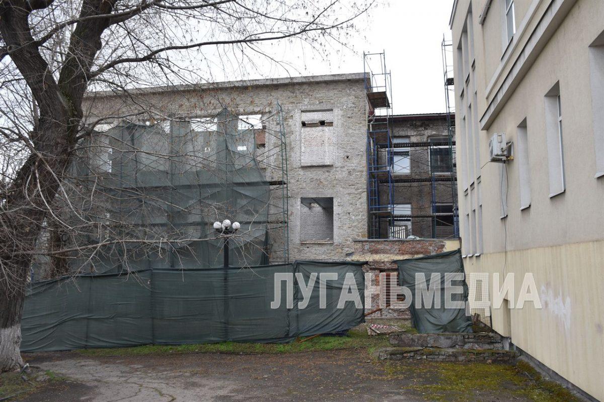 Единороссы проверили ход восстановительных работ в луганском ДК имени Ленина