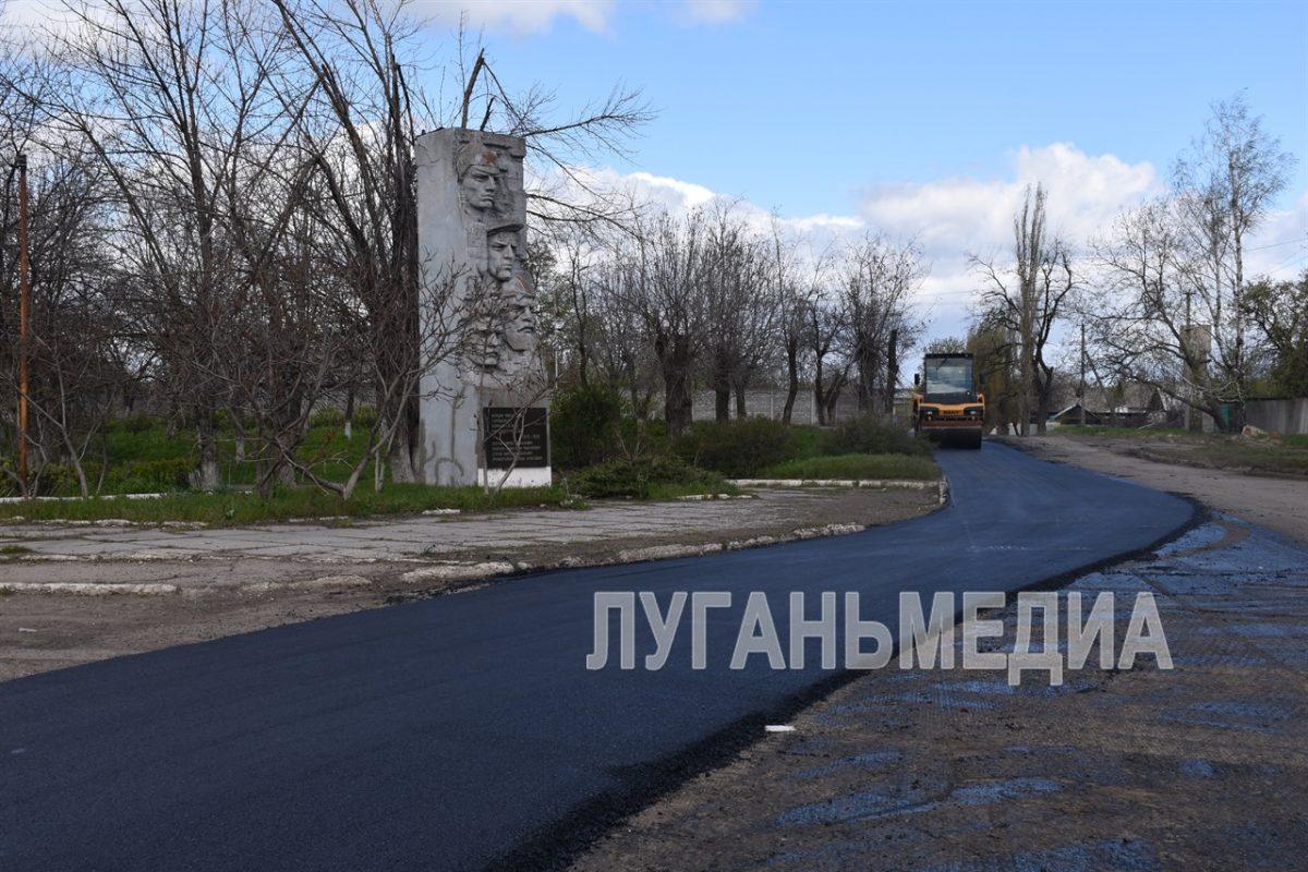 В городе Артемовск Перевальского муниципального округа завершают ремонт дорог