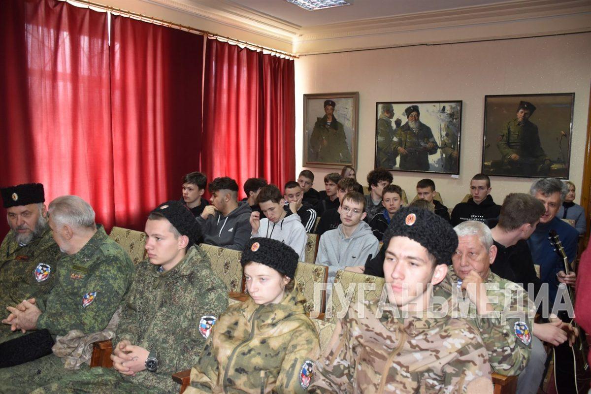 Передвижная выставка «Образ защитника Отечества в живописных произведениях» открылась в Стаханове