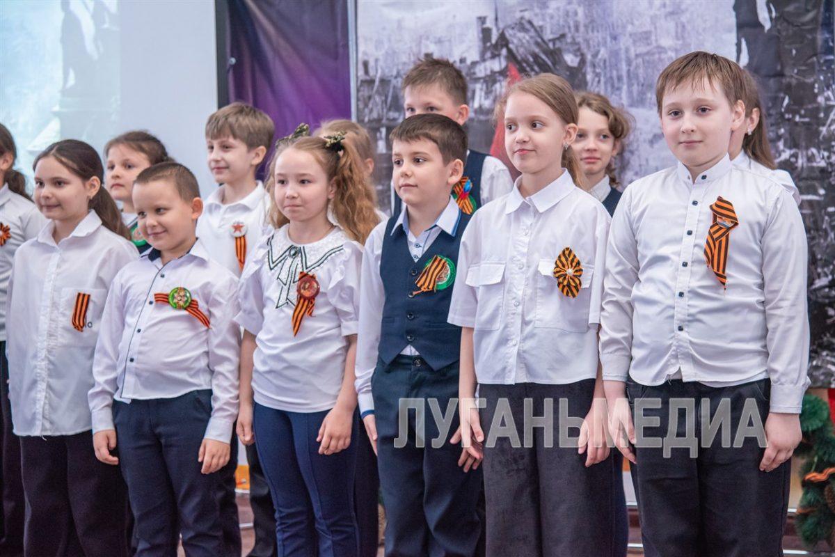 В Луганске слушатели Университета третьего возраста встретились со школьниками