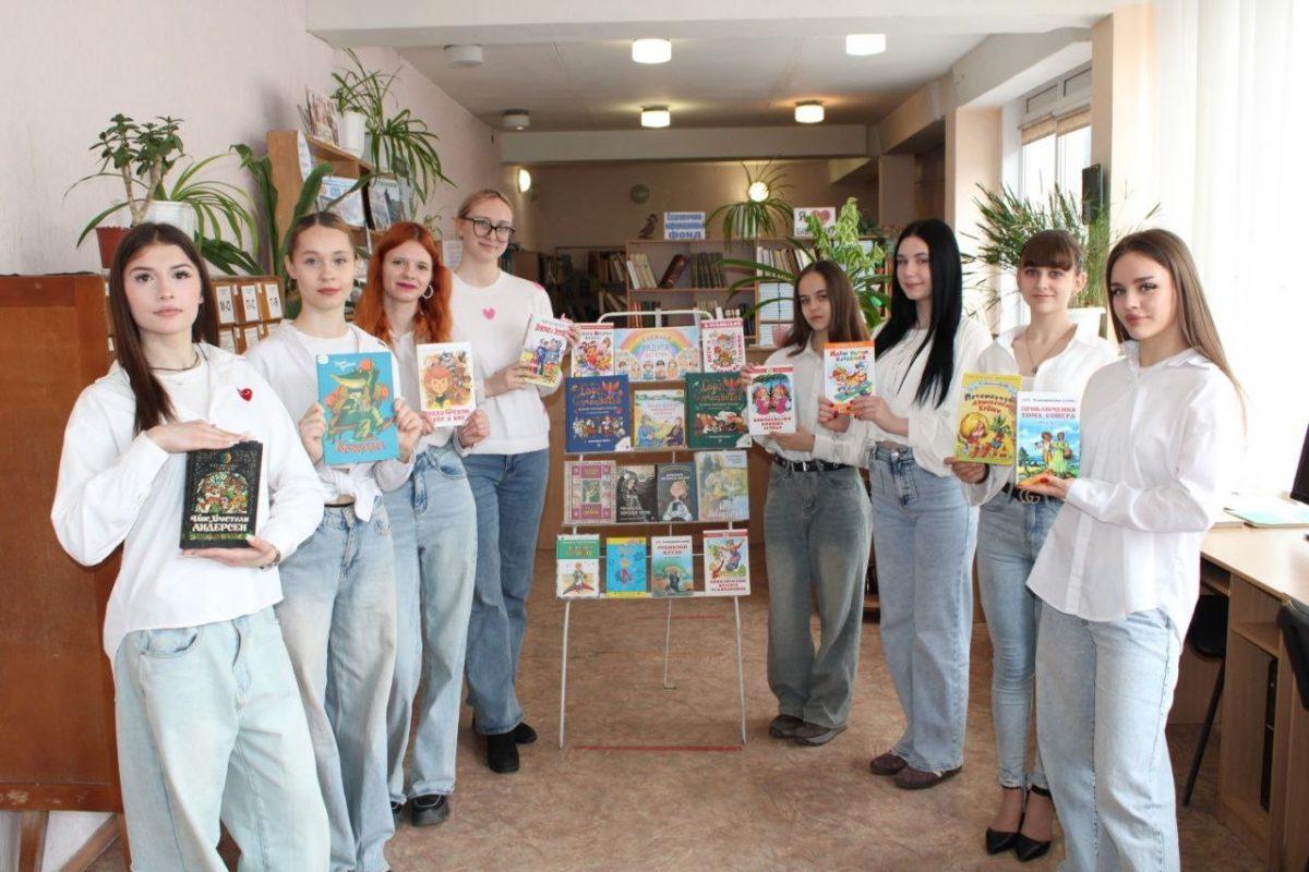 В стахановском колледже проходит Неделя детской и юношеской книги