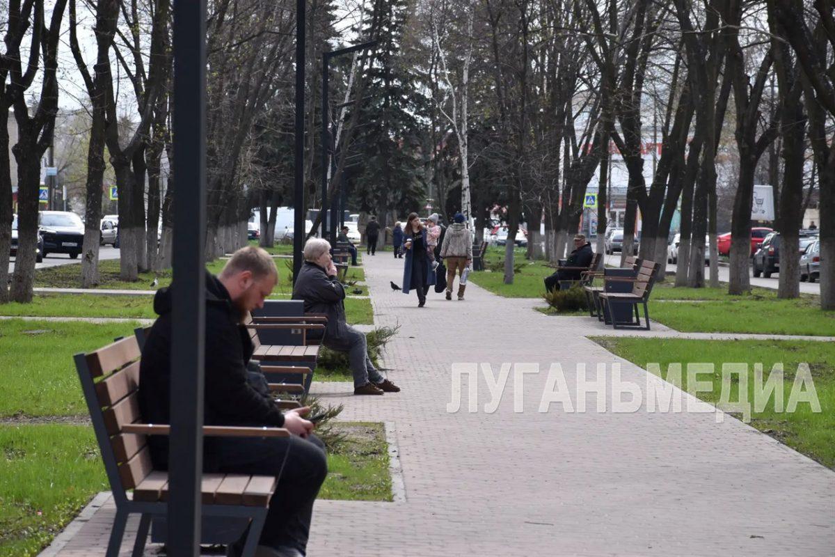 В Ровеньках завершили благоустройство аллеи по улице Ленина