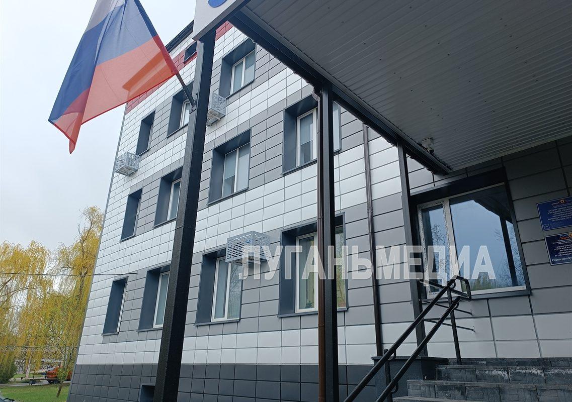 В Центральной районной больнице Станицы Луганской приступили к монтажу вентилируемого фасада будущего диагностического центра