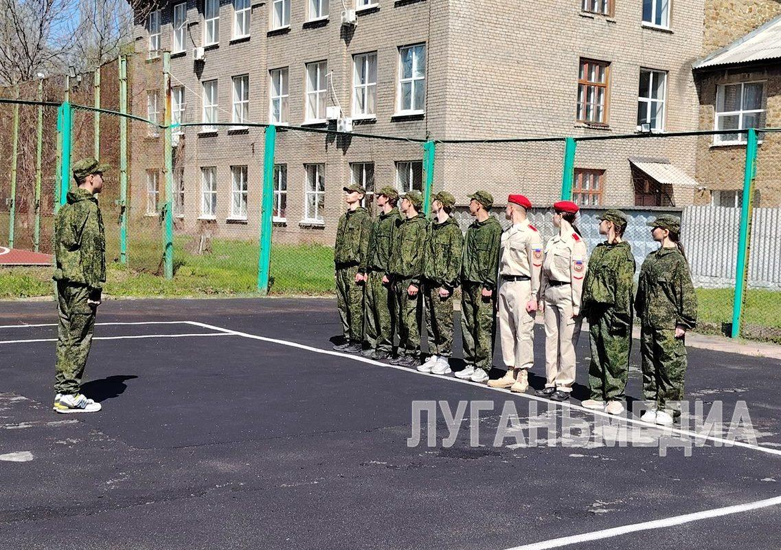 В Стаханове на стадионе «Победа» прошел муниципальный этап Всероссийской военно-патриотической игры «Зарница 2.0.»