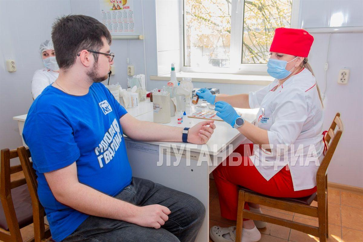 Участники кадрового проекта «Герои Луганщины» сдали кровь в Национальный день донора