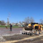 В Свердловске продолжается благоустройство футбольного поля в пер. Станционный