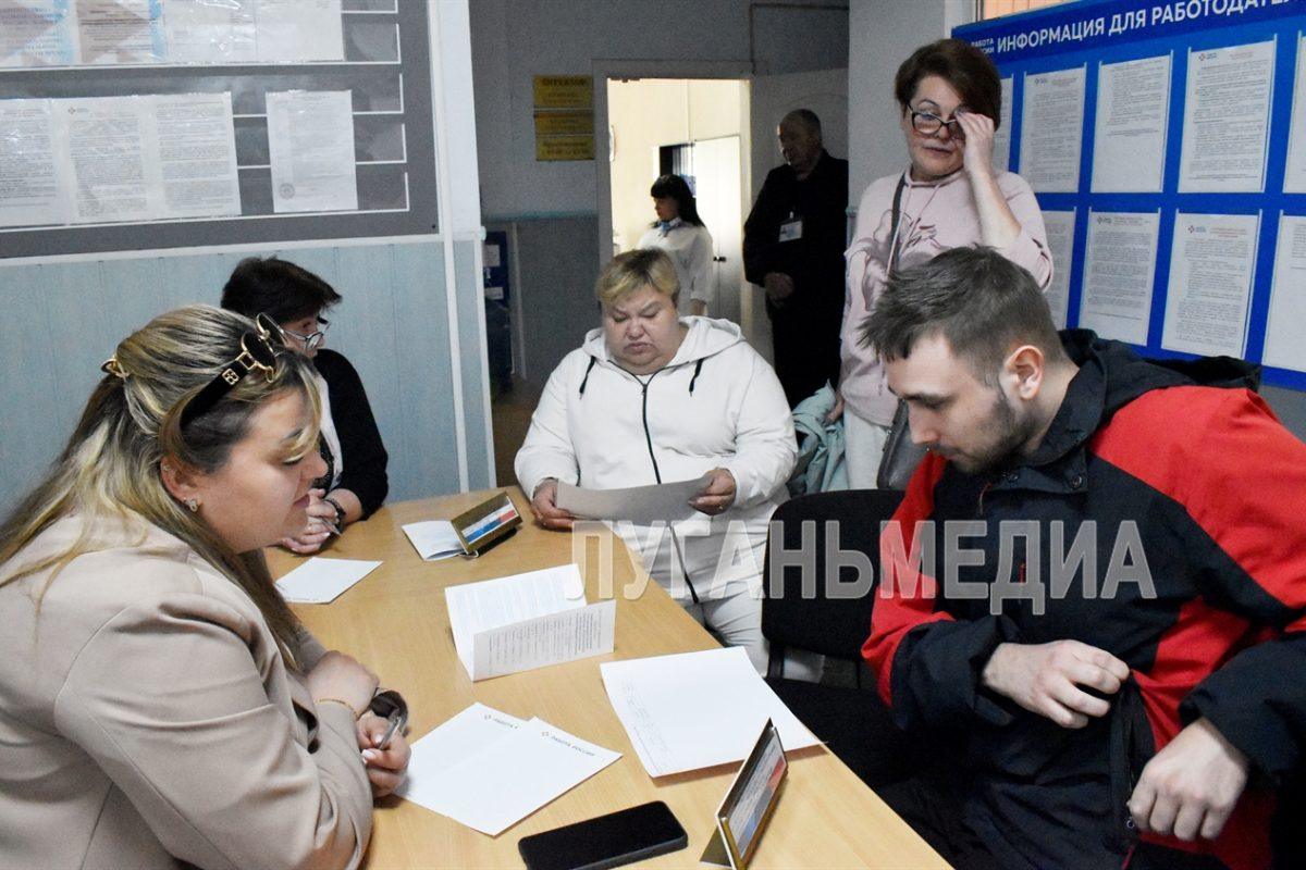 В Брянке прошел региональный этап Всероссийской ярмарки трудоустройства «Работа России. Время возможностей»
