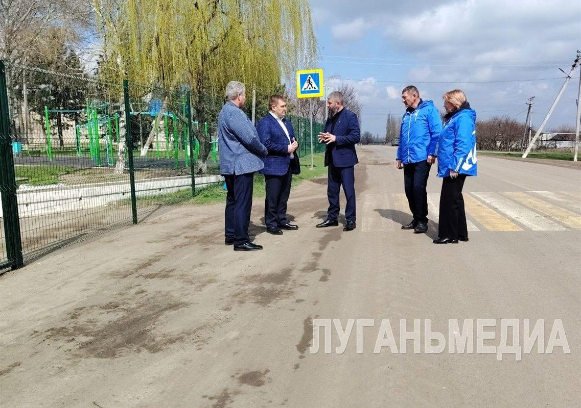 Единороссы проверили качество асфальта на трассе Никольское – Бараниковка