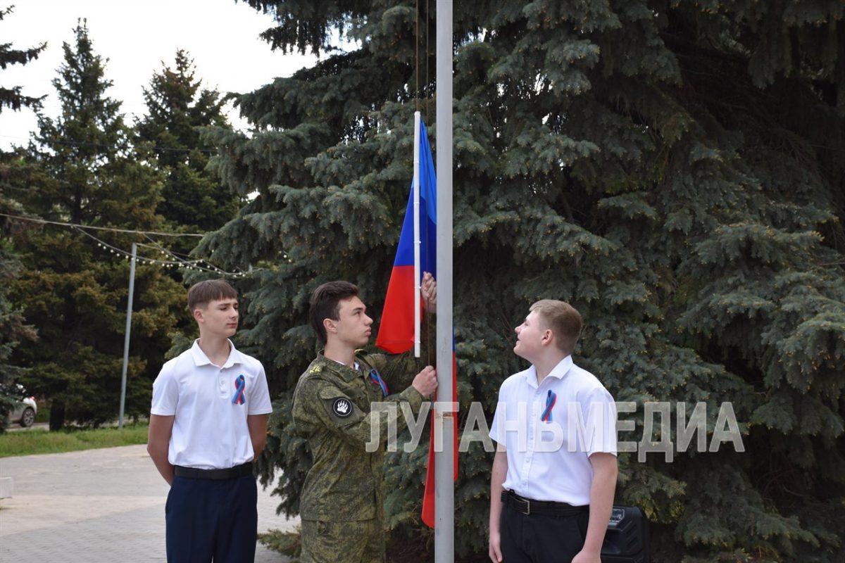 В Первомайске прошла церемония поднятия флага Луганской Народной Республики на главном флагштоке города
