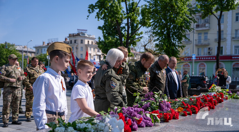Луганчане в День Победы возложили цветы к Пилону Славы и Могиле Неизвестного Солдата