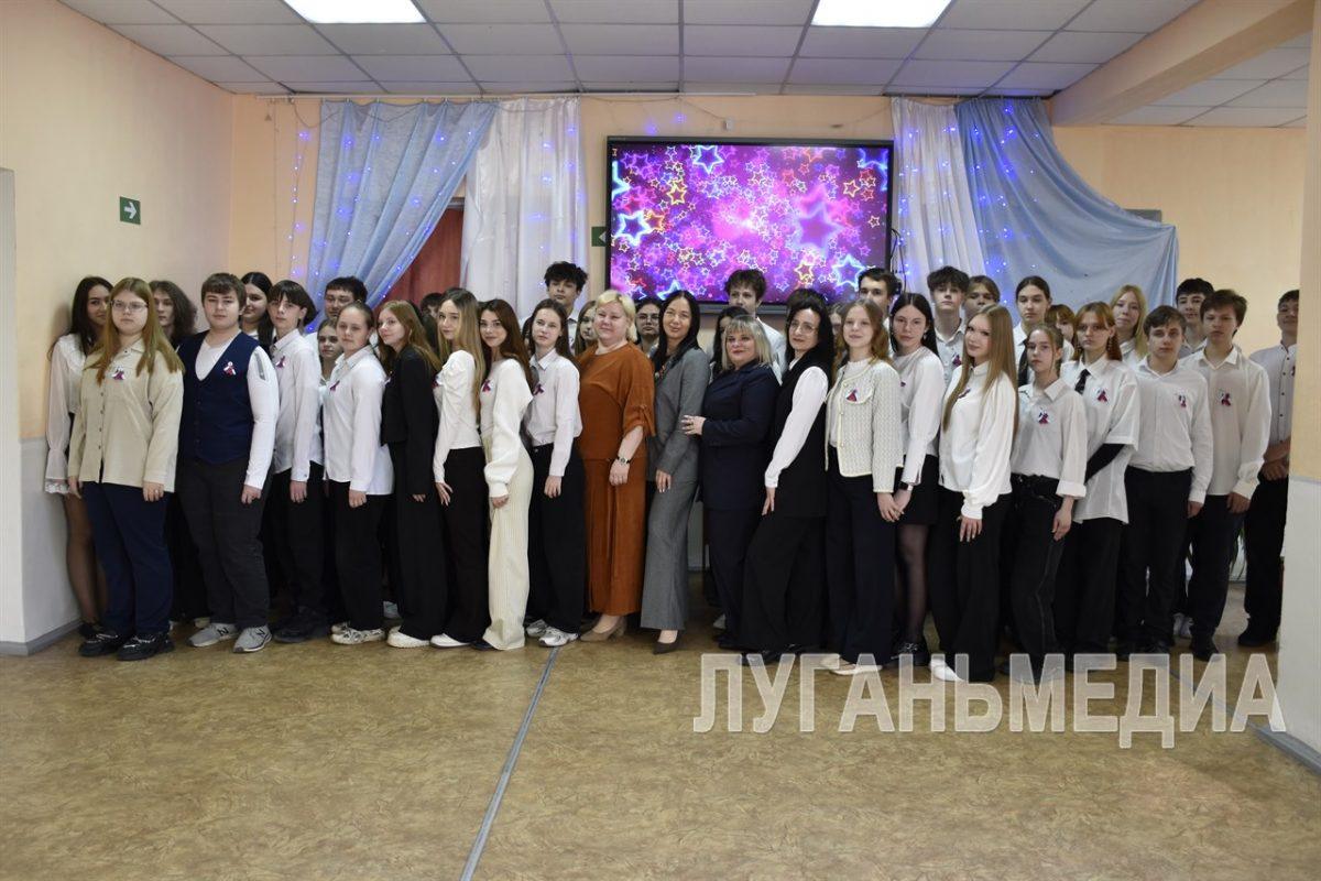 Краснолучских школьников наградили знаком «Труженик Луганщины»