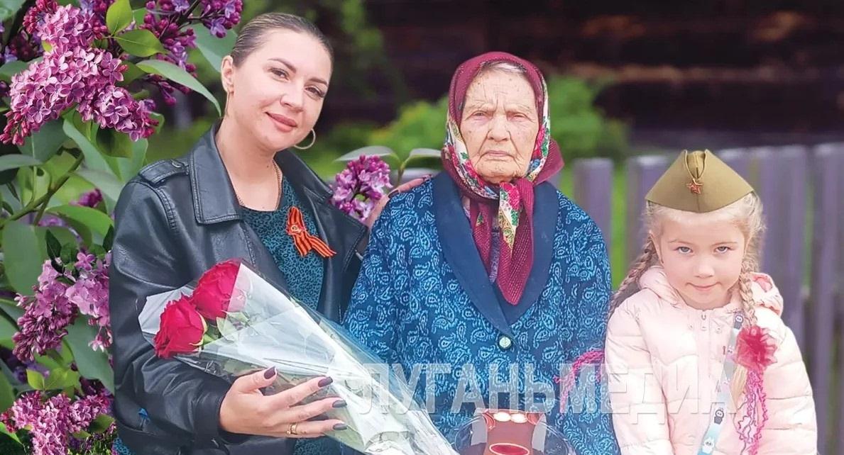 Корреспондент газеты «Станично-Луганский вестник» Екатерина Голоднова поздравила ветерана с Днем Победы