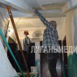 В Перевальске продолжается ремонт подъездов многоквартирных домов