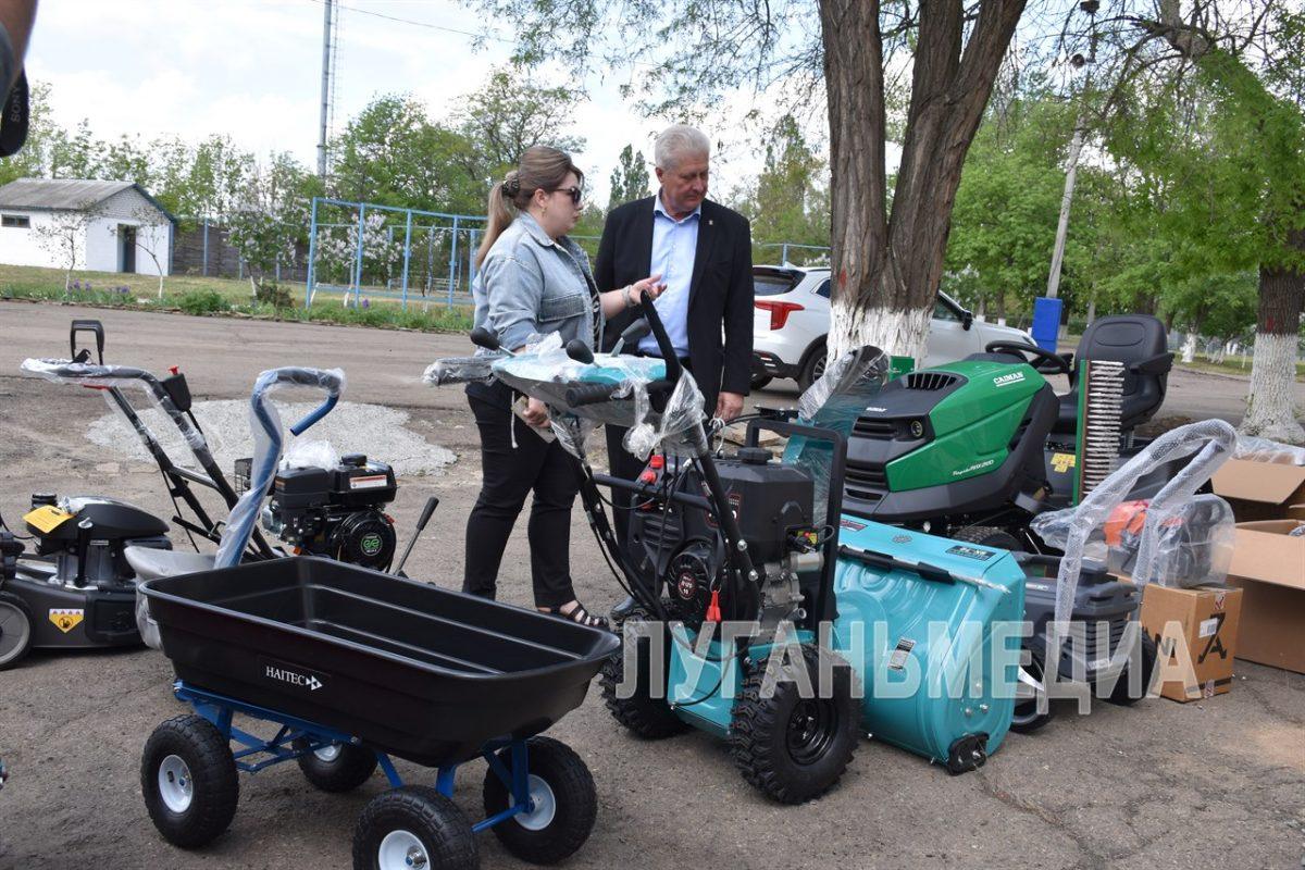 В Краснодоне появился инвентарь для ухода за городским стадионом