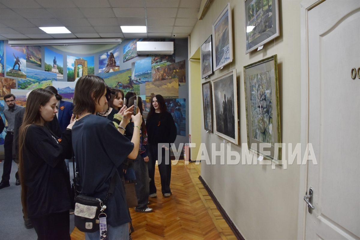 В Луганске прошло открытие художественной выставки, посвященной Дню Победы