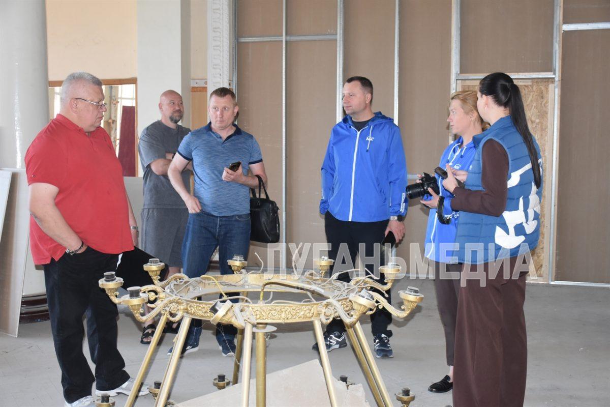 Лутугинский Дом культуры преображается: активисты «Единой России» оценили ход ремонтных работ