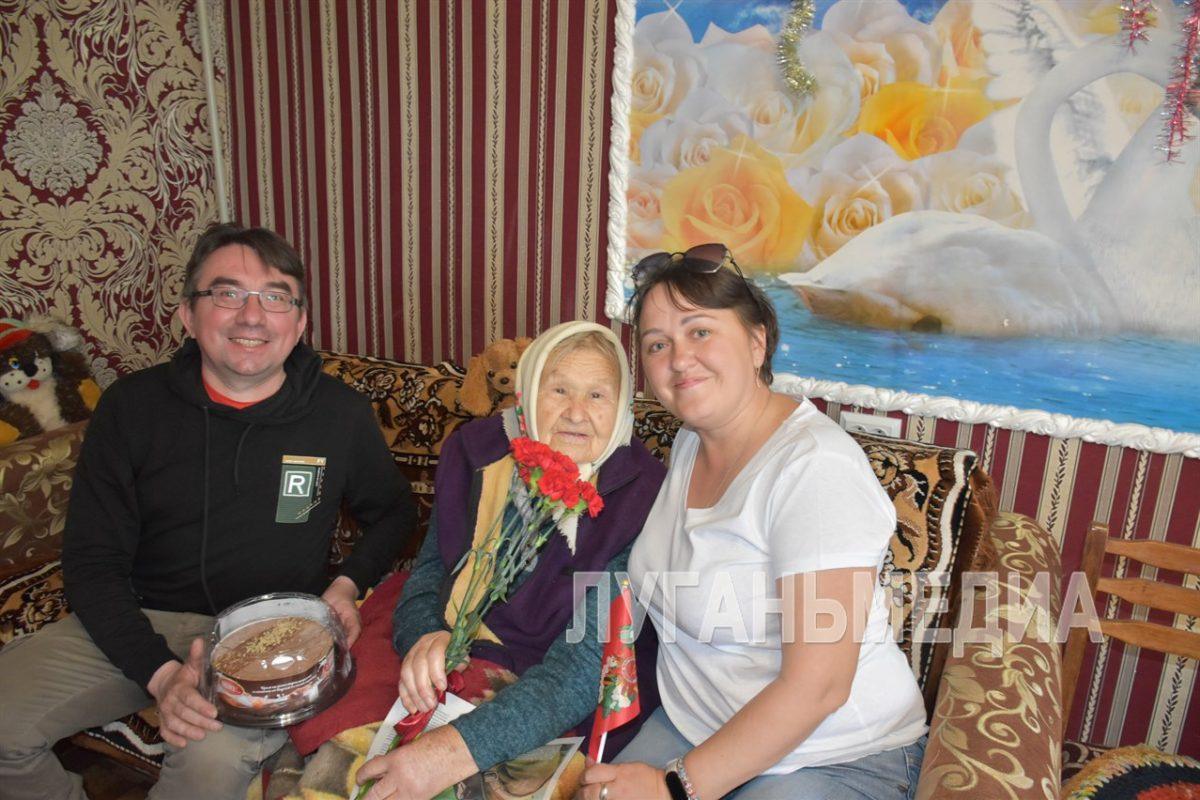 Корреспонденты «ЛУГАНЬМЕДИА» из Новопскова поздравили ветерана с наступающим Днем Победы