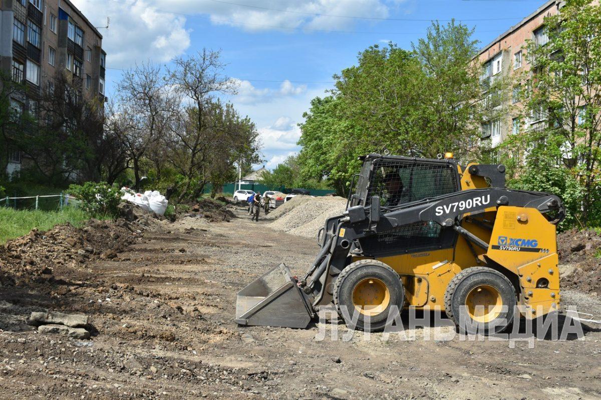 В Антраците продолжается благоустройство сквера по улице Калинина