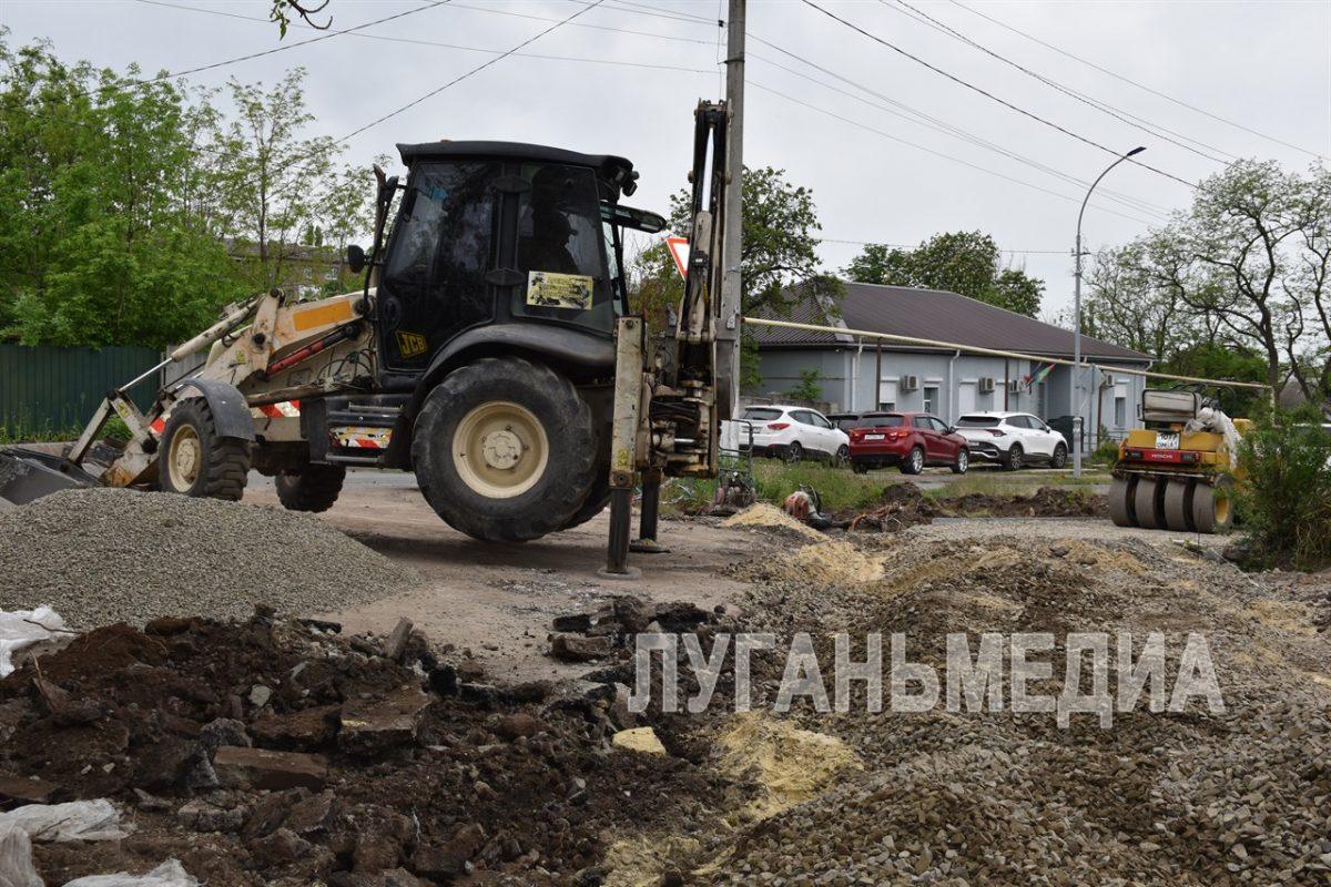 Сквер Оренбургский в Перевальске обновляется в рамках проекта «Формирование комфортной городской среды»