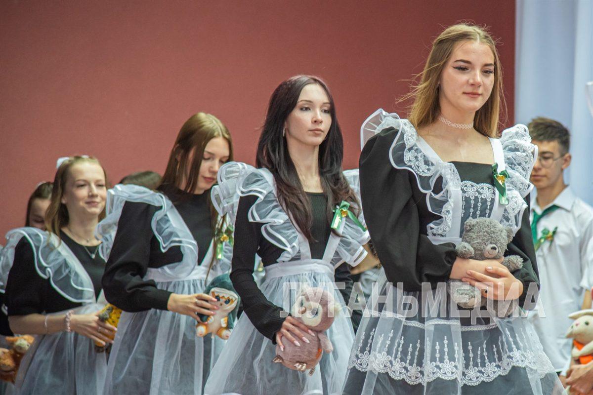 В Луганской школе № 20 имени А.В. Демехина прозвенел последний звонок