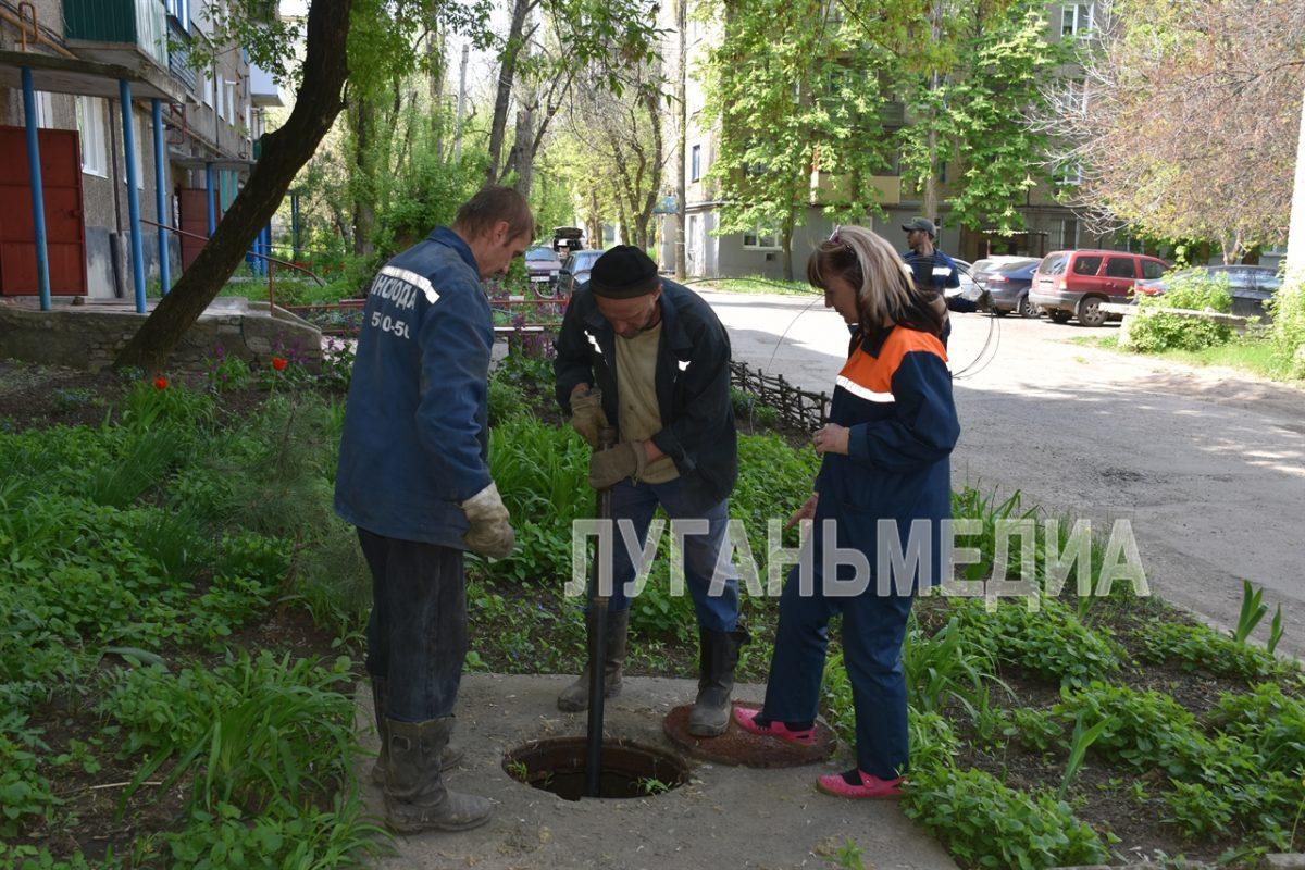 В Стаханове «Лугансквода» ведет борьбу с засорами канализационной сети