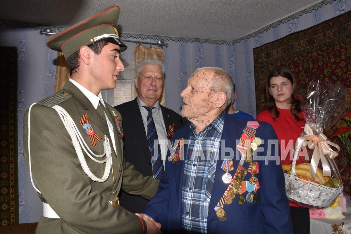 Ветерану вручили поздравления и подарки от Президента и Главы республики