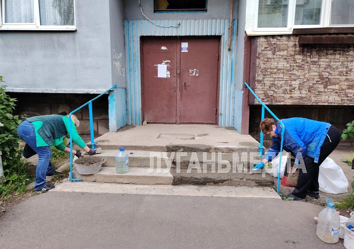 В Стаханове обновляют входные группы многоквартирных домов