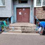 В Стаханове обновляют входные группы многоквартирных домов