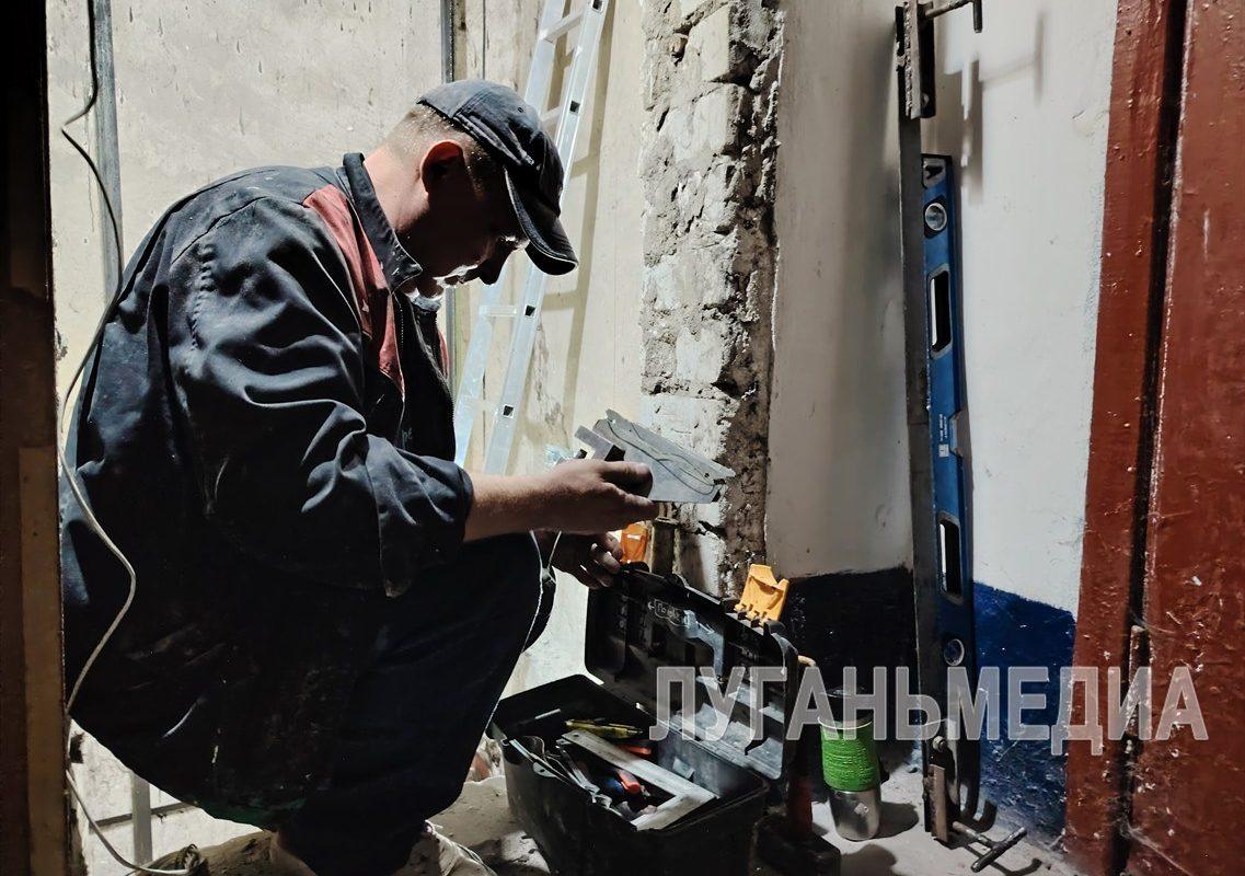 В Стаханове устанавливают новые лифты