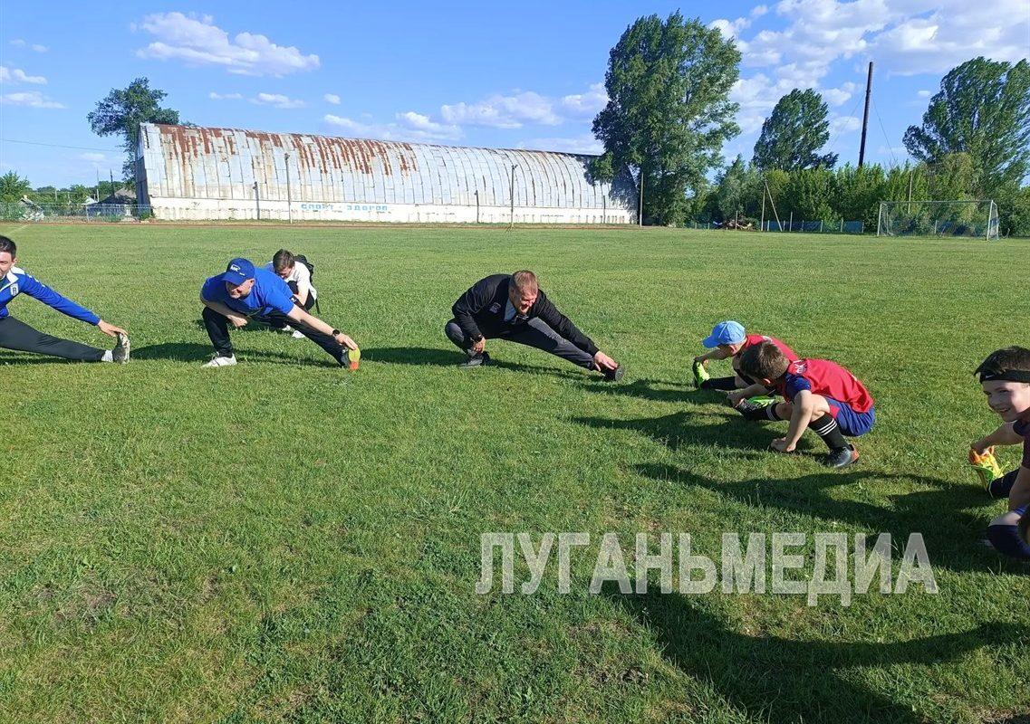 Единороссы провели массовую тренировку для юных футболистов в Станице Луганской