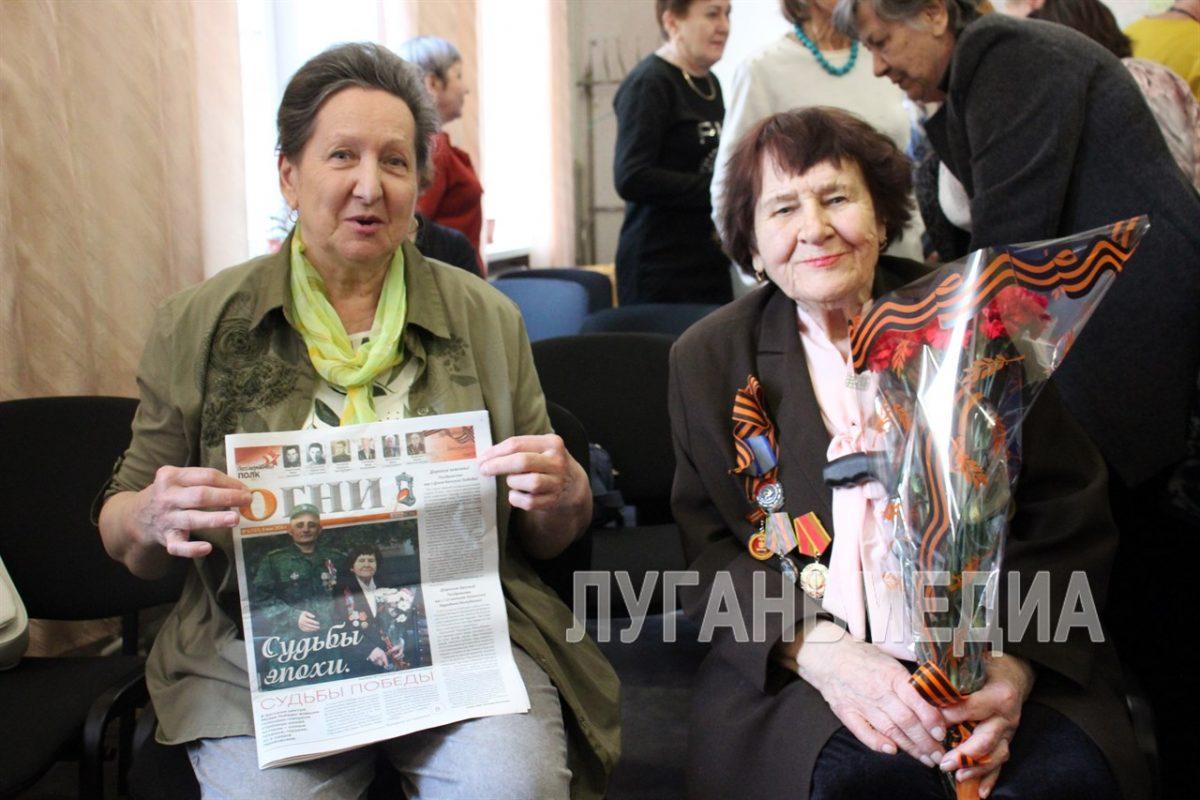 Алчевские журналисты и барды подарили песни Победы участнице Великой Отечественной войны            