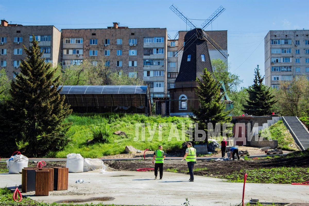 Партийный десант «Единой России» проверил ход работ в парке «Дружба» в Луганске